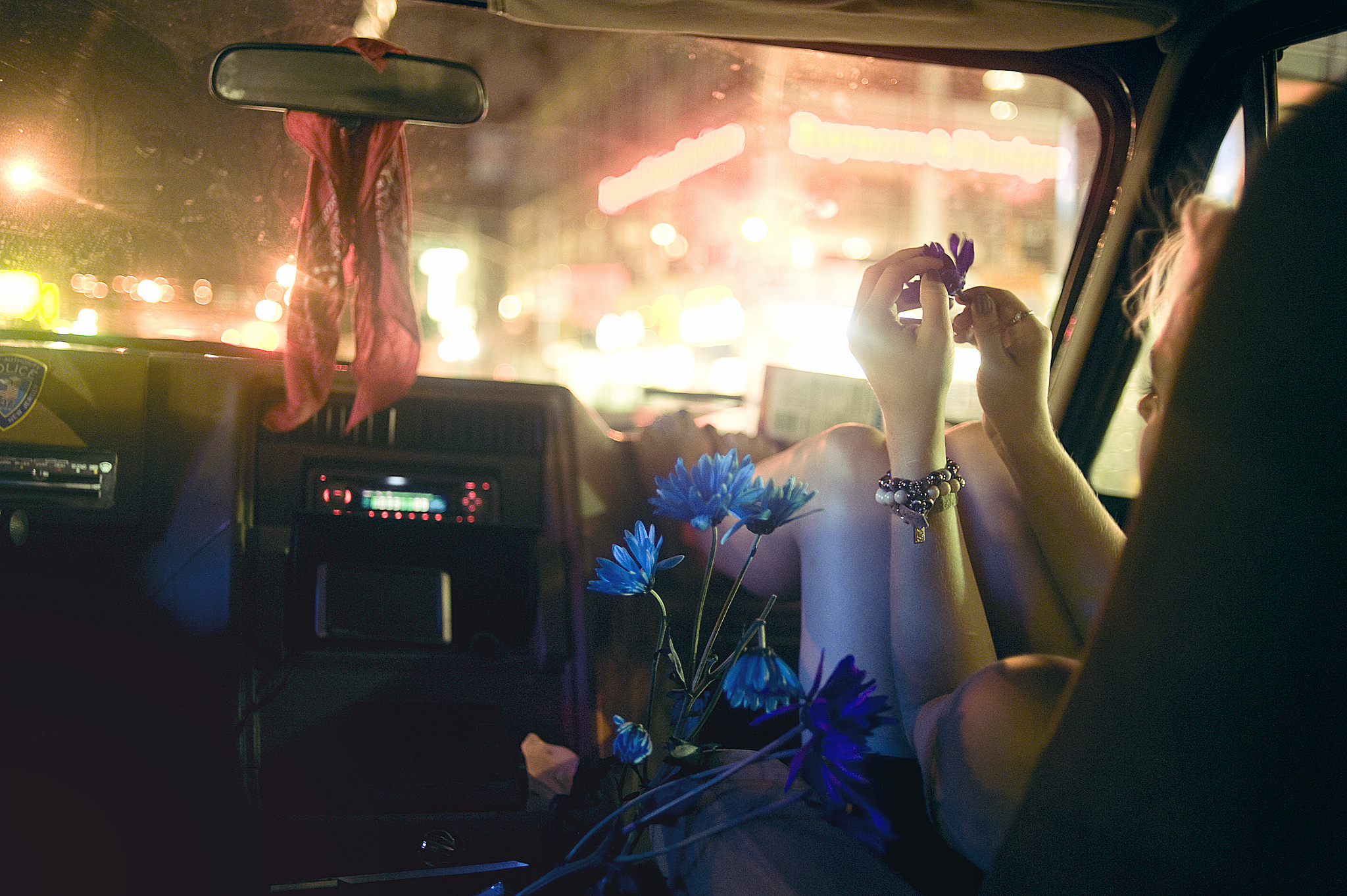 Где весело ночью. Девушка в машине. Девушки и авто ночь. Ноги в машине ночью. Цветы в салоне машины.