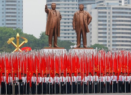 Colosales esculturas del linaje presidencial exhibidas durante el desfile del VII Congreso del Partido de los Trabajadores, Plaza Kim Il-sung, Pyongyang, Corea del Norte, mayo 2016. Foto El País